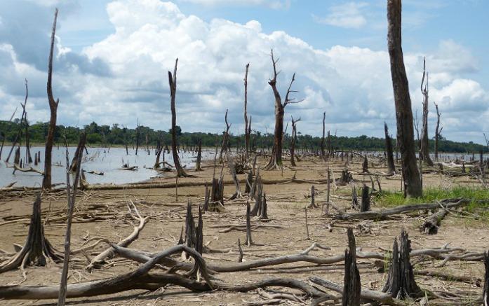 A equipe analisou um conjunto de 32 indicadores hidrológicos, comparando o período antes da implementação da barragem e durante a operação da UHE.